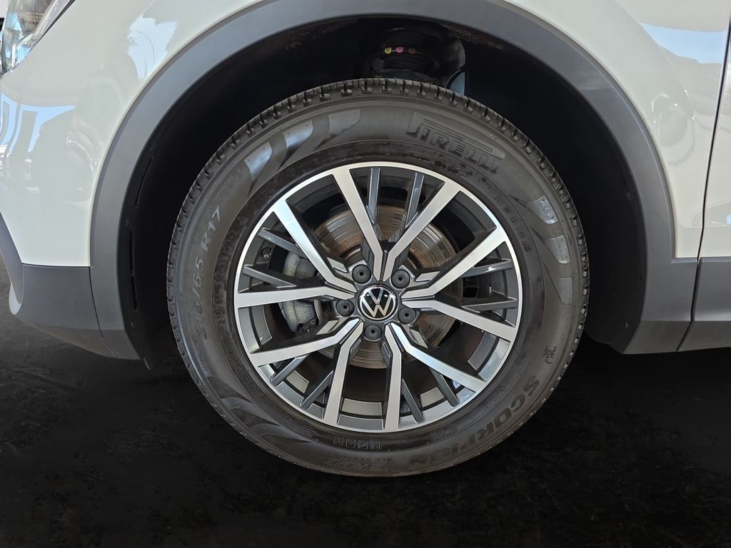 Volkswagen Tiguan 2023 г. Белый, пробег 50745 км