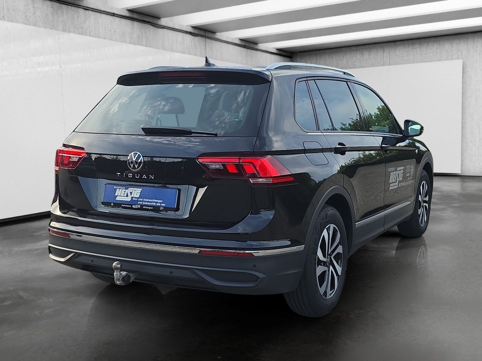 Volkswagen Tiguan 2023 г. Чёрный, пробег 39245 км
