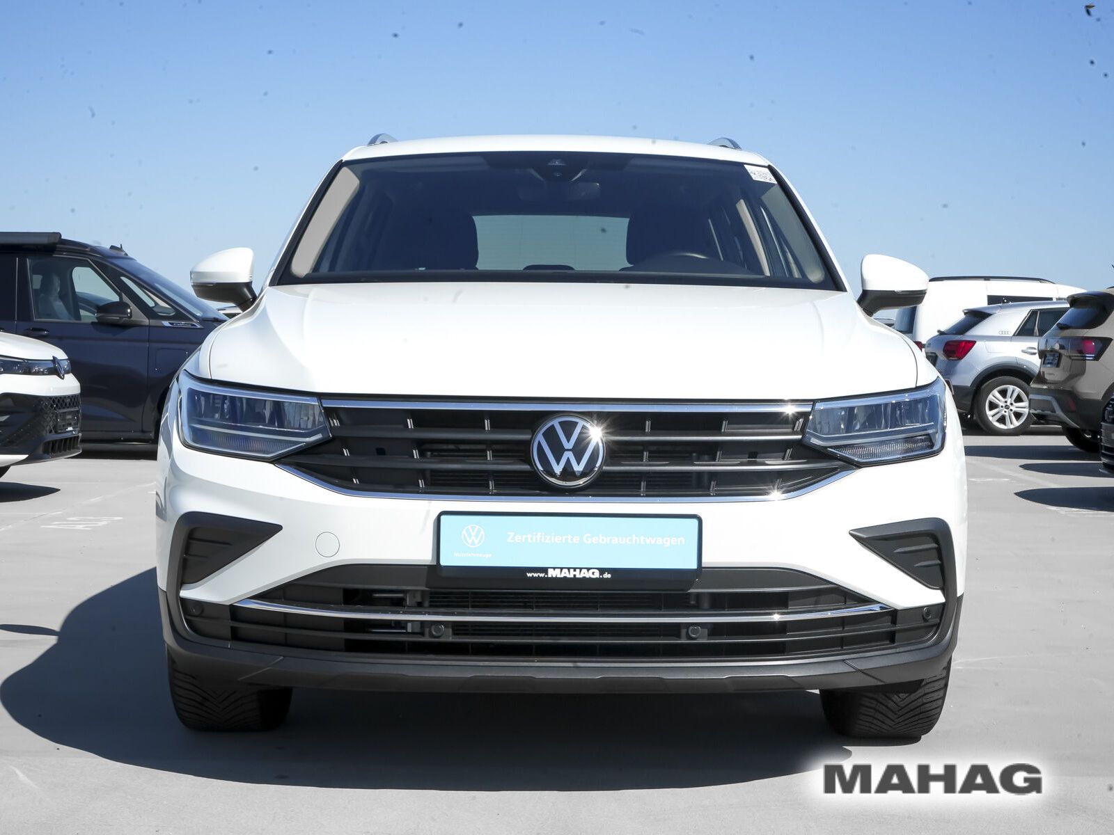 Volkswagen Tiguan 2022 г. Белый, пробег 59965 км