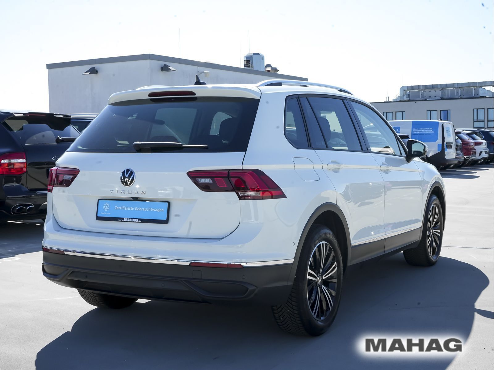 Volkswagen Tiguan 2022 г. Белый, пробег 59965 км