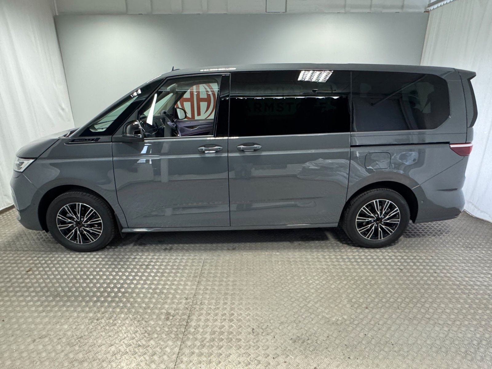 Volkswagen T7 MULTIVAN 2026 г. Серый, пробег 1050 км