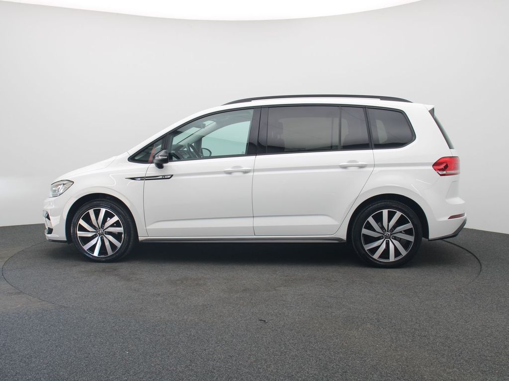 Volkswagen Touran 2022 г. Белый, пробег 45000 км