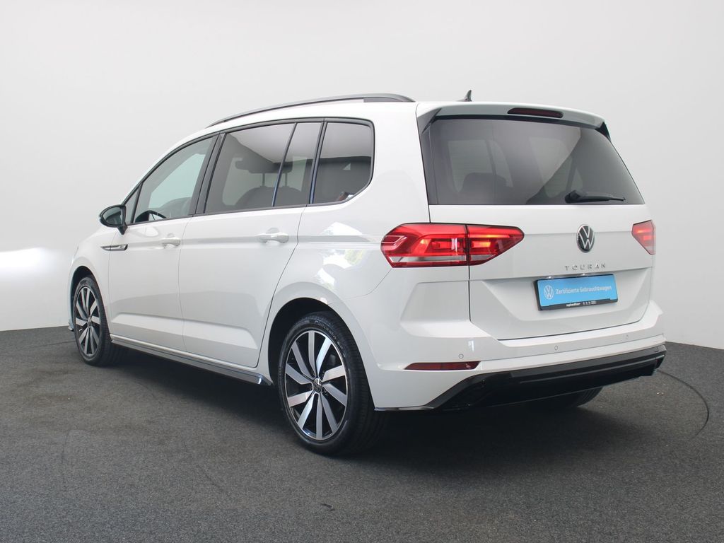 Volkswagen Touran 2022 г. Белый, пробег 45000 км