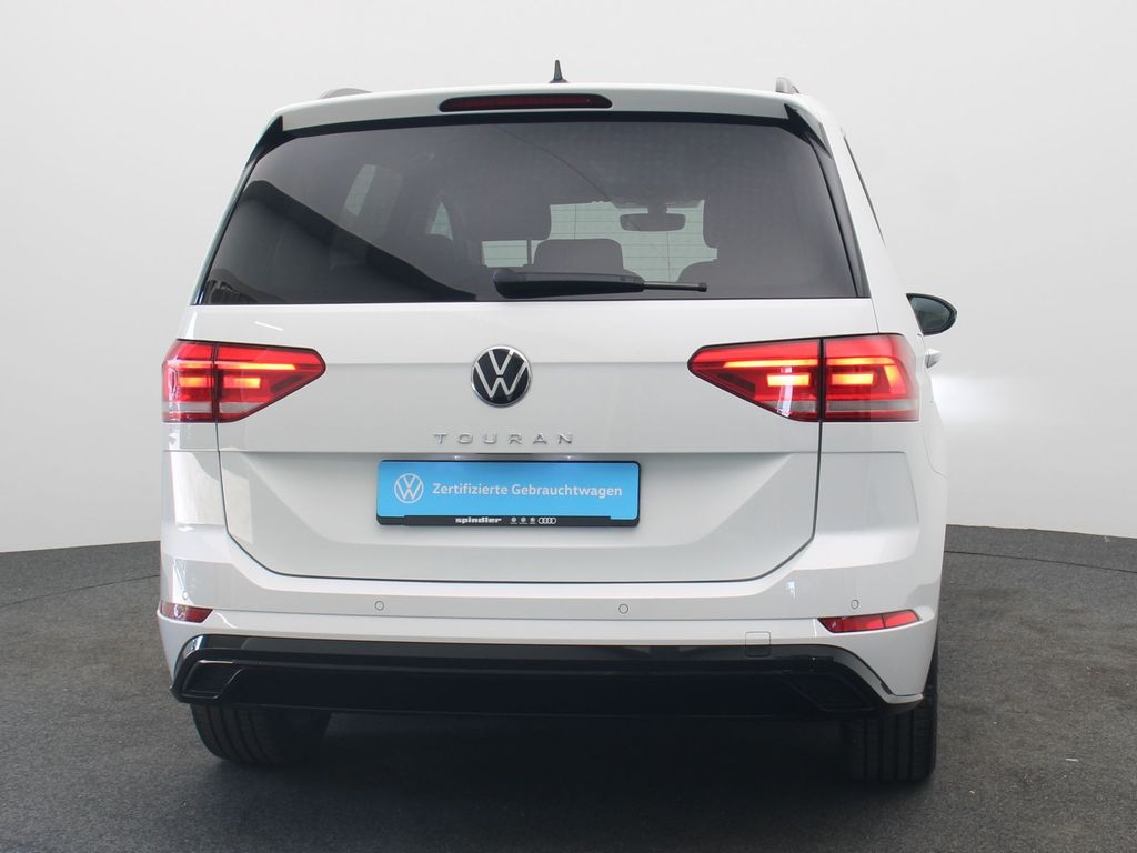 Volkswagen Touran 2022 г. Белый, пробег 45000 км