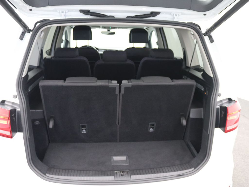 Volkswagen Touran 2022 г. Белый, пробег 45000 км
