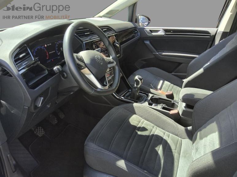 Volkswagen Touran 2023 г. Серый, пробег 28950 км