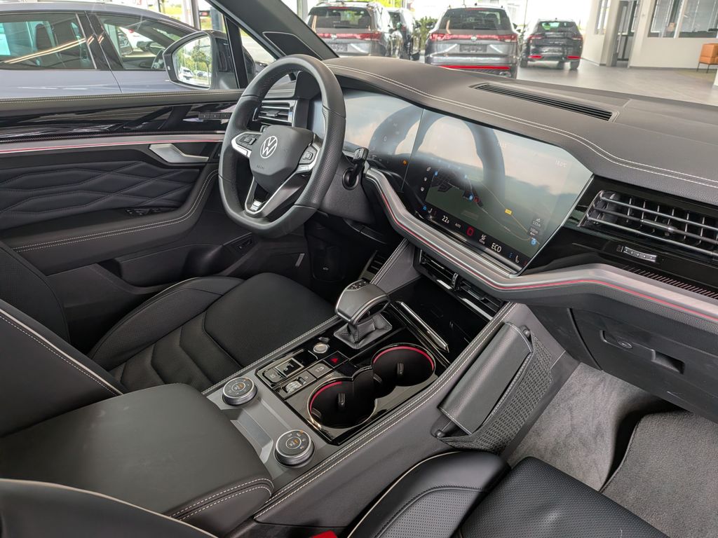 Volkswagen Touareg 2025 г. Белый, пробег 14398 км