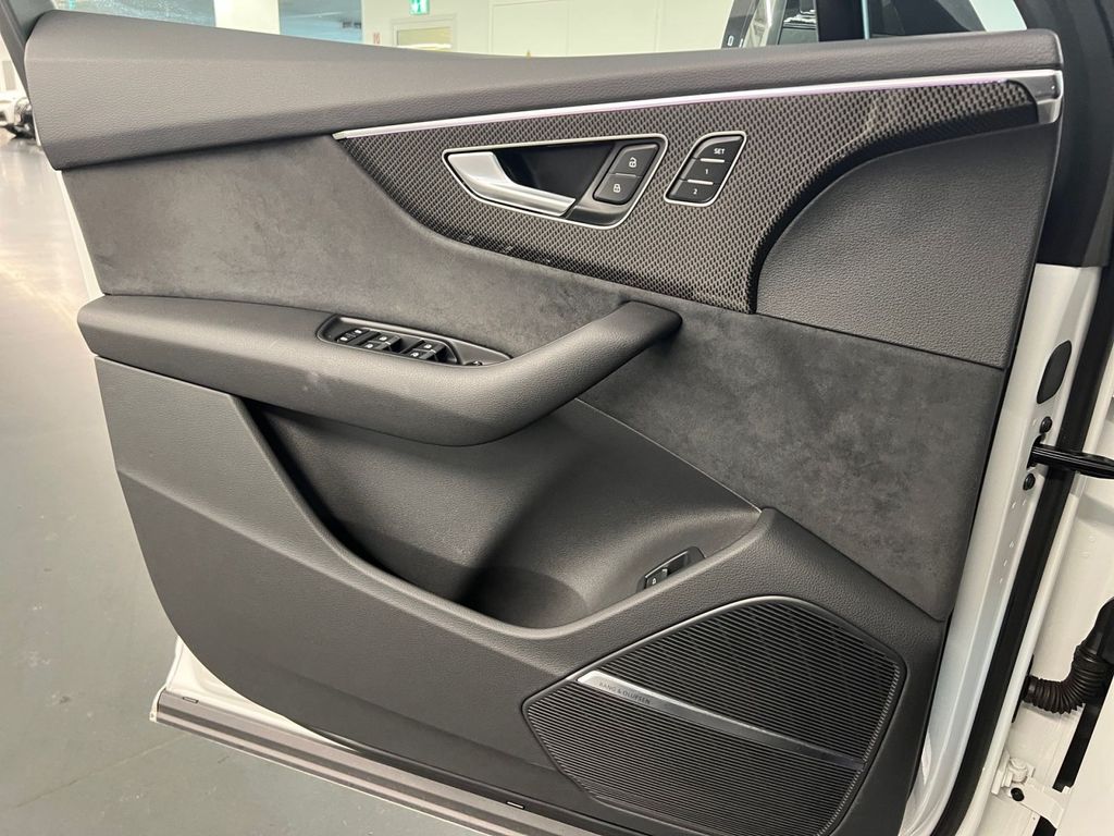 Audi Q7 2023 г. Белый, пробег 42038 км
