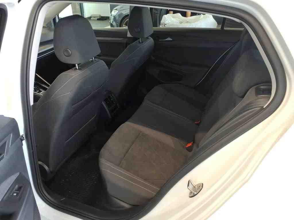 Volkswagen Golf 2024 г. Белый, пробег 17400 км