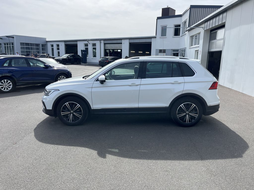 Volkswagen Tiguan 2023 г. Белый, пробег 24697 км