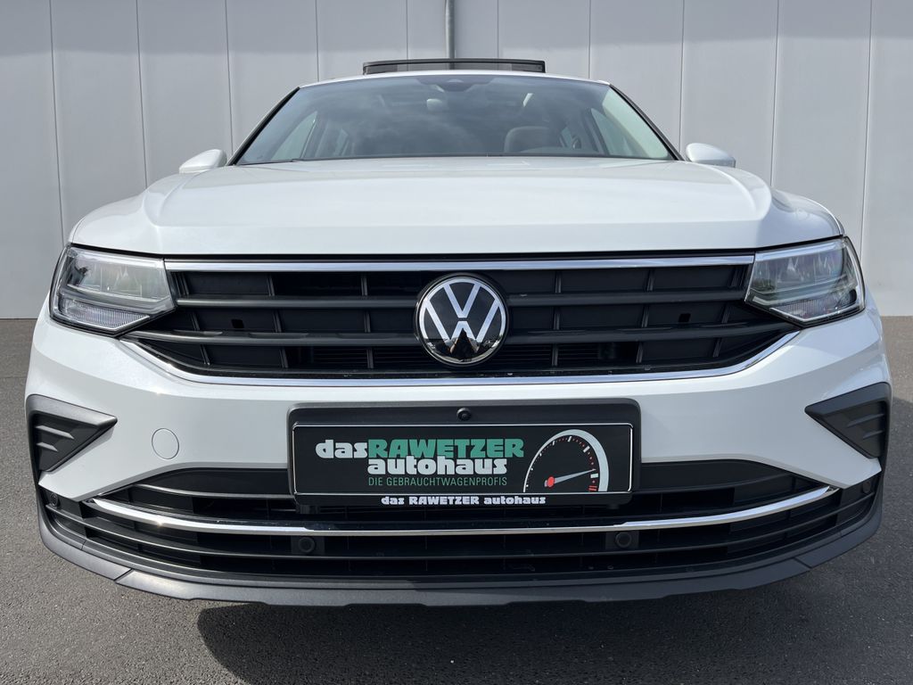 Volkswagen Tiguan 2023 г. Белый, пробег 24697 км