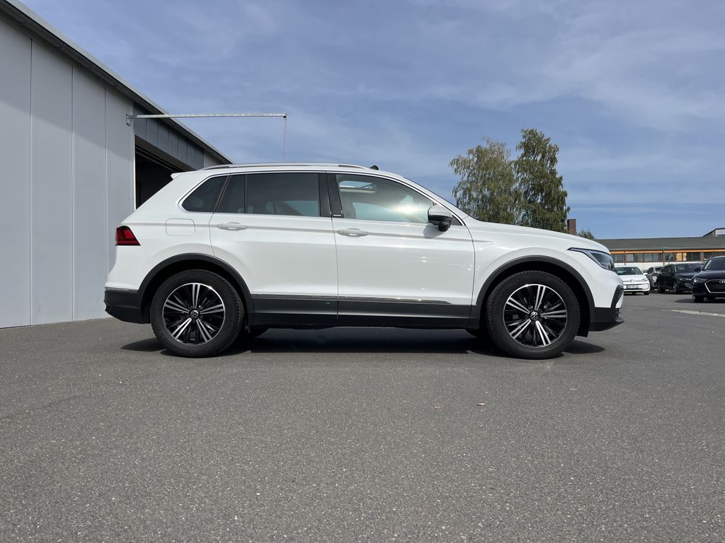 Volkswagen Tiguan 2023 г. Белый, пробег 24697 км