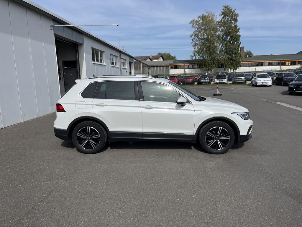 Volkswagen Tiguan 2023 г. Белый, пробег 24697 км