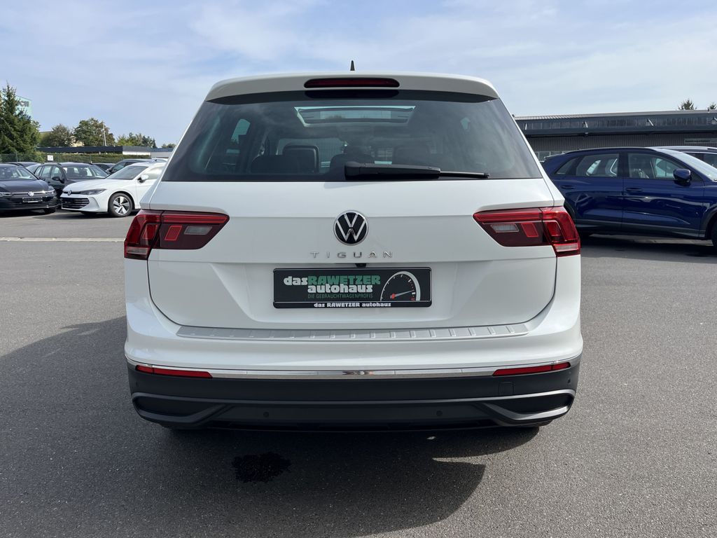 Volkswagen Tiguan 2023 г. Белый, пробег 24697 км