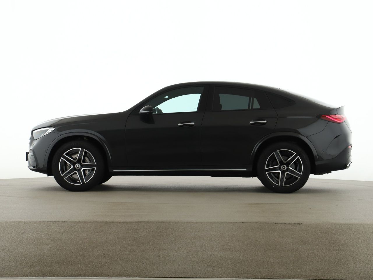 Mercedes-Benz GLC 220 2025 г. Серый, пробег 8040 км
