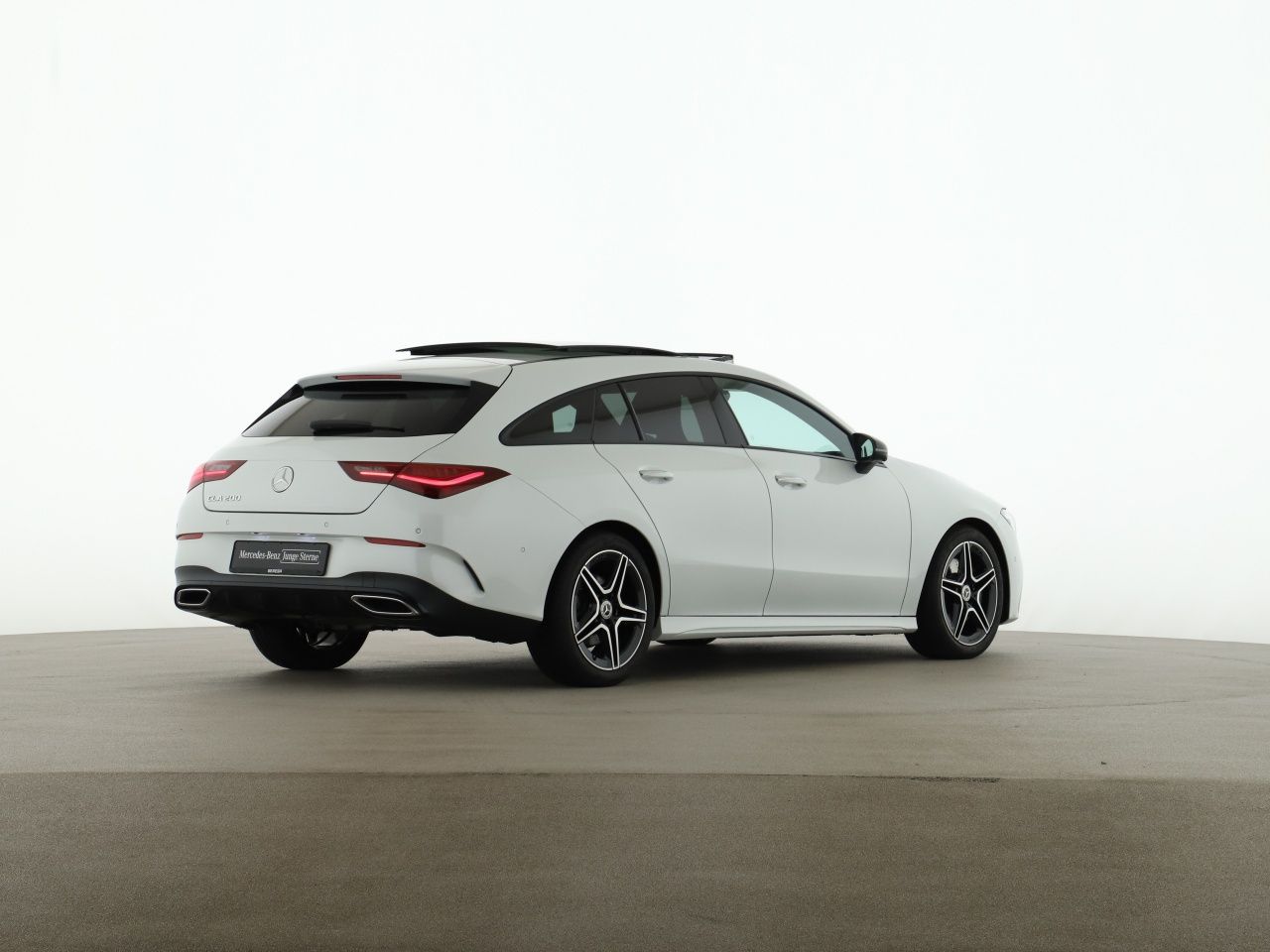 Mercedes-Benz CLA 200 SHOOTING BRAKE 2024 г. Белый, пробег 32300 км