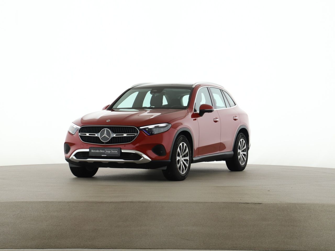 Mercedes-Benz GLC 200 2025 г. Красный, пробег 13100 км