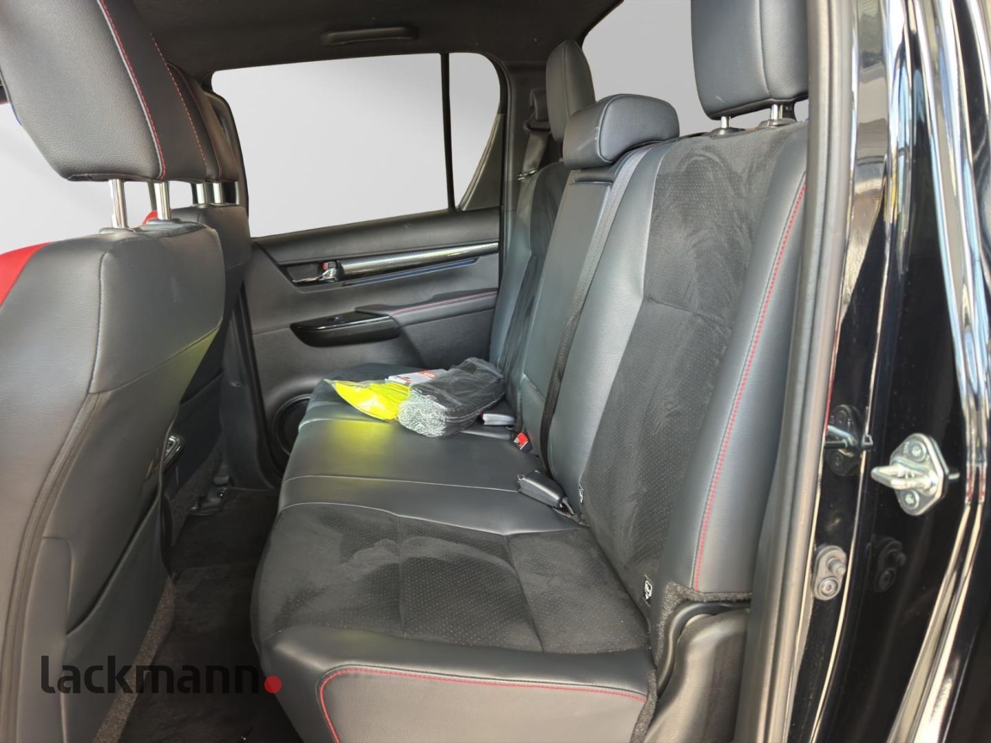 Toyota Hilux 2024 г. Чёрный, пробег 59200 км