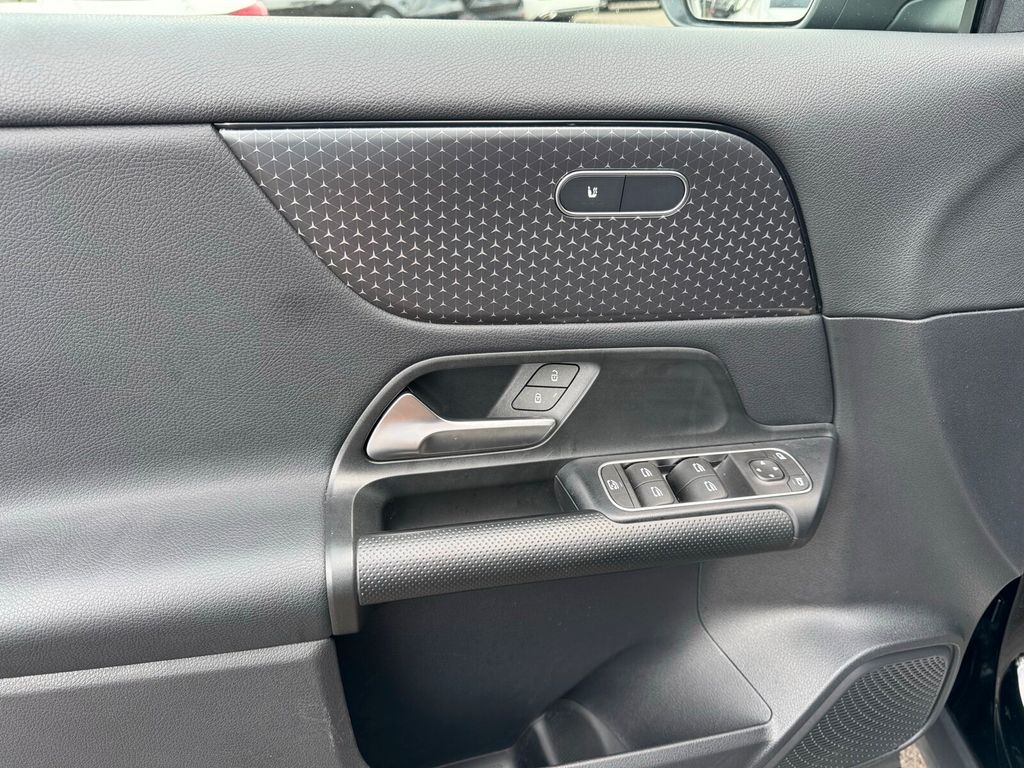 Mercedes-Benz GLA 180 2024 г. Чёрный, пробег 26990 км