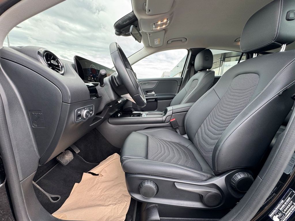 Mercedes-Benz GLA 180 2024 г. Чёрный, пробег 26990 км