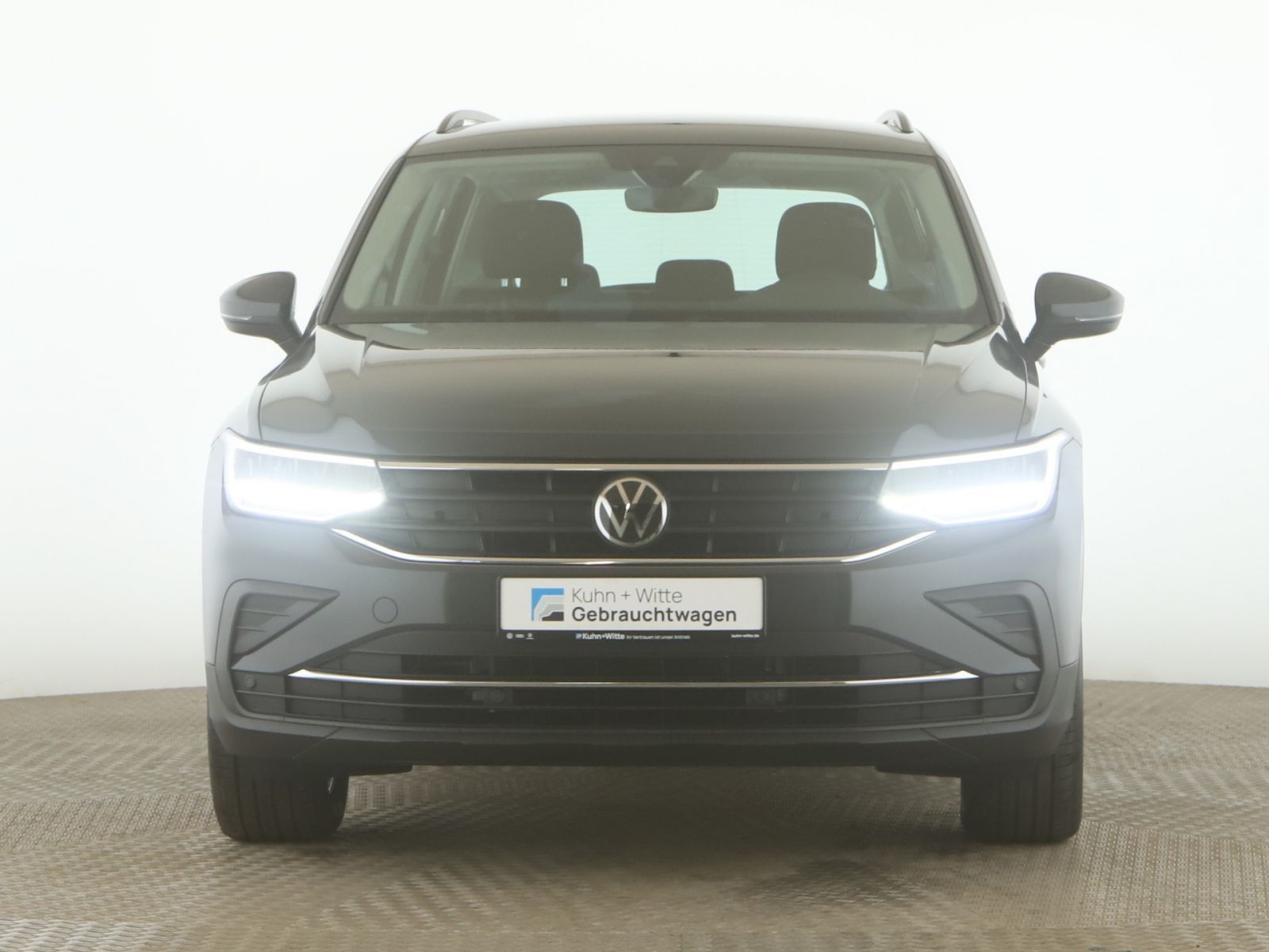 Volkswagen Tiguan 2022 г. Серый, пробег 55354 км