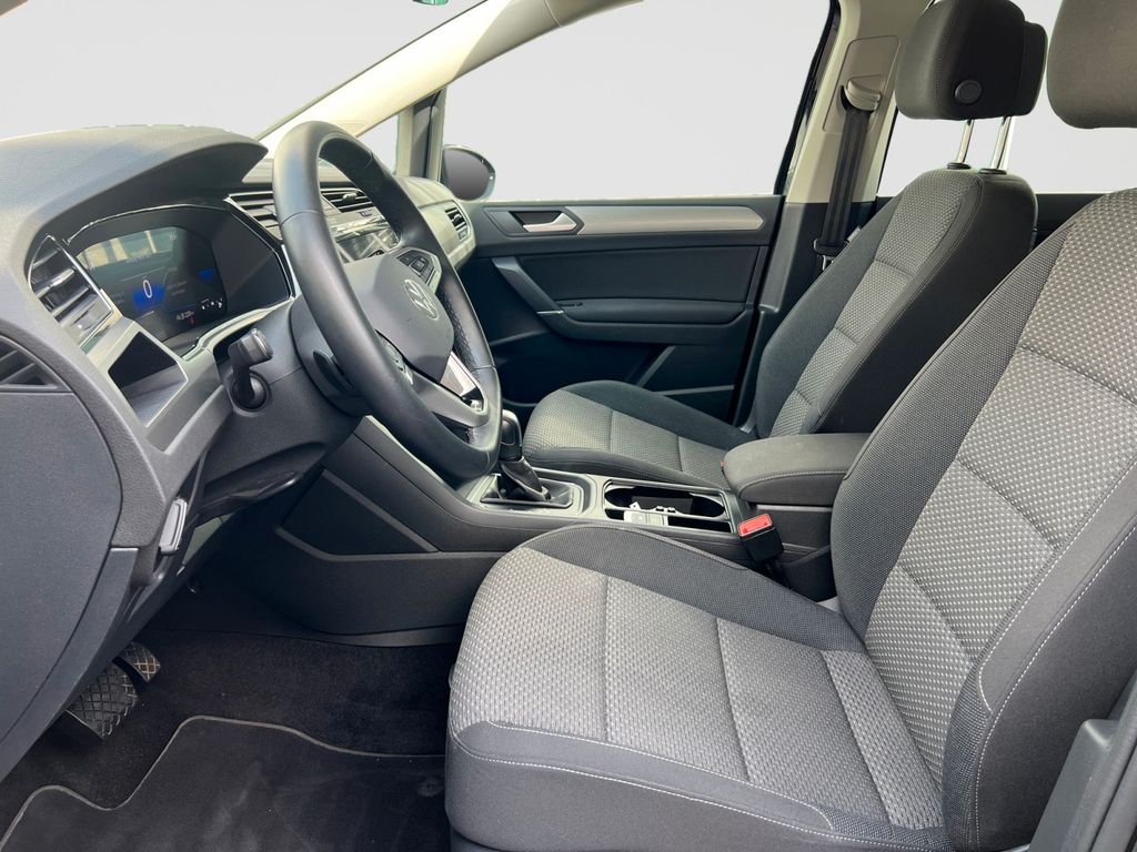 Volkswagen Touran 2023 г. Чёрный, пробег 57980 км