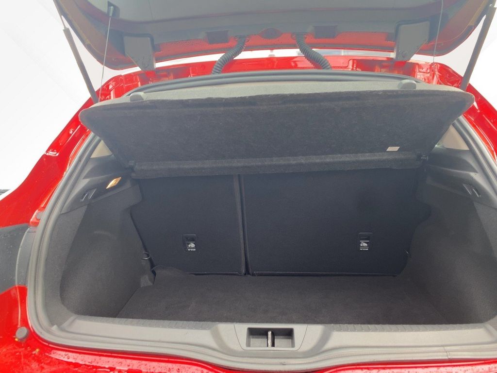 Renault Megane 2022 г. Красный, пробег 47996 км