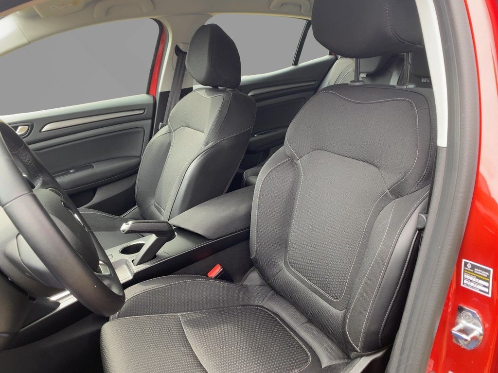 Renault Megane 2022 г. Красный, пробег 47996 км