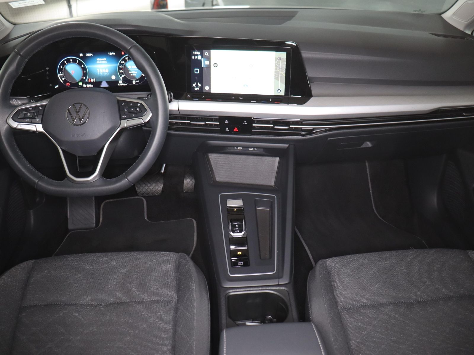 Volkswagen Golf 2024 г. Белый, пробег 47438 км