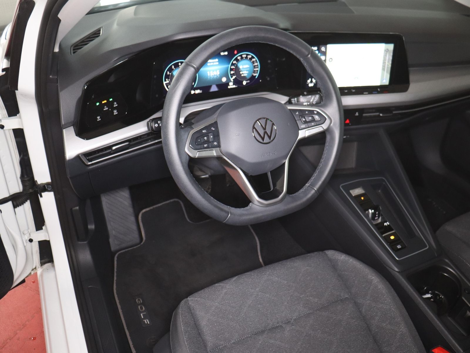 Volkswagen Golf 2024 г. Белый, пробег 47438 км