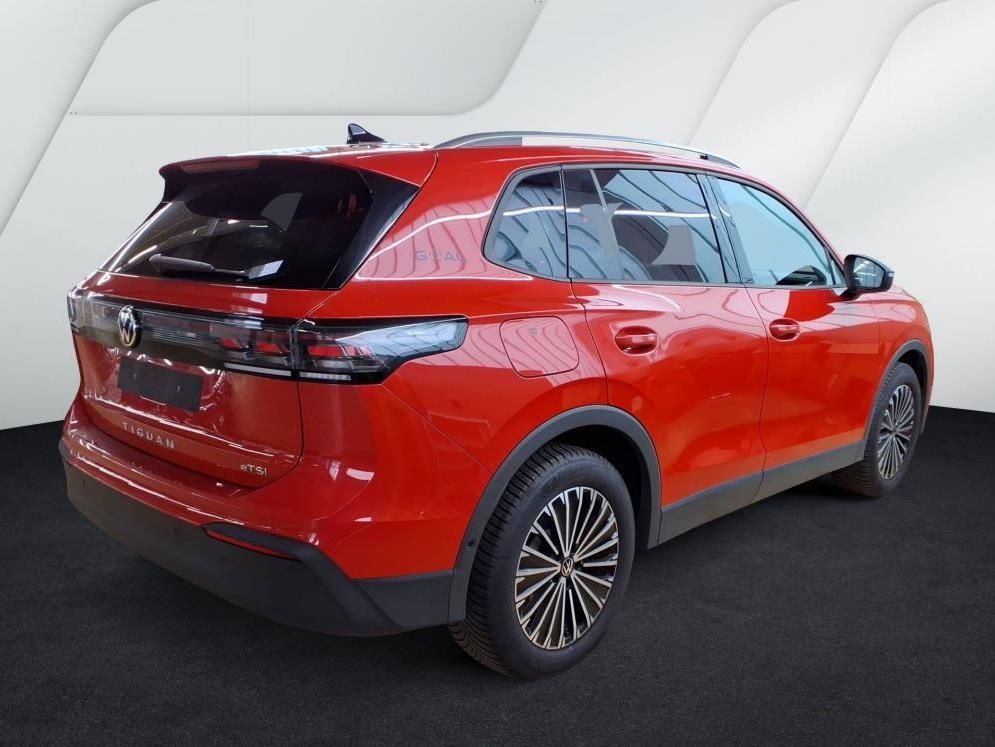 Volkswagen Tiguan 2025 г. Красный, пробег 23886 км