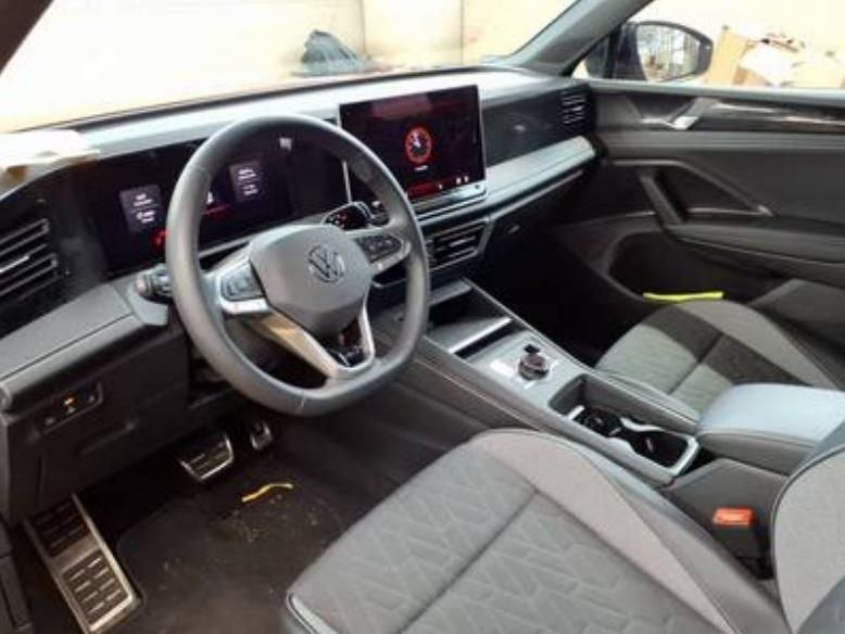 Volkswagen Tiguan 2025 г. Красный, пробег 23886 км