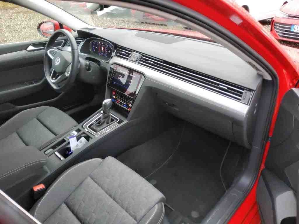 Volkswagen Passat 2023 г. Красный, пробег 56596 км