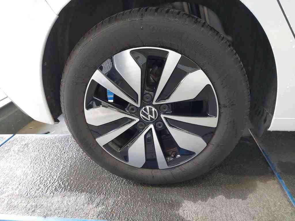 Volkswagen Golf 2024 г. Белый, пробег 20410 км