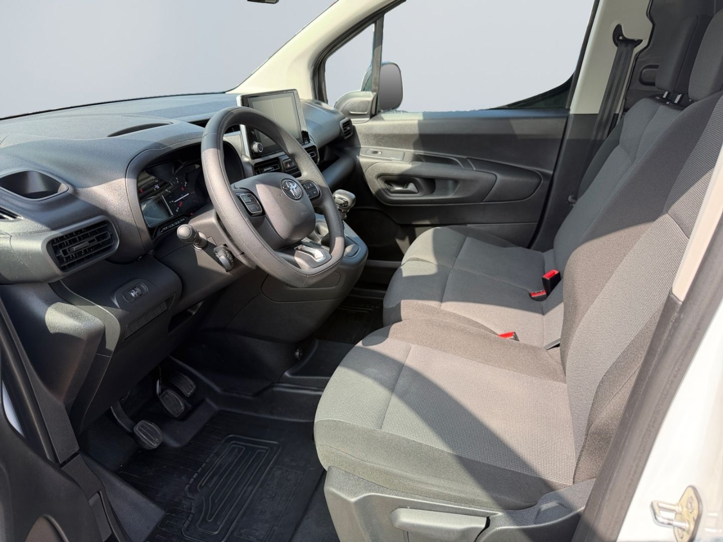 Toyota ProAce City 2023 г. Белый, пробег 26683 км