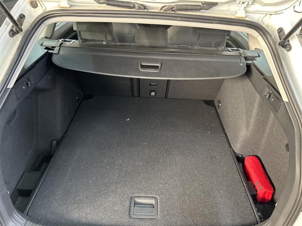 Volkswagen Golf 2023 г. Белый, пробег 24950 км