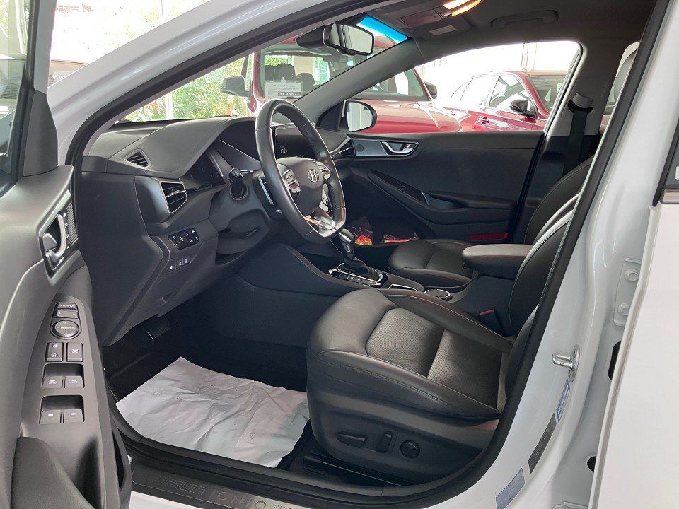 Hyundai IONIQ 2021 г. Белый, пробег 48573 км