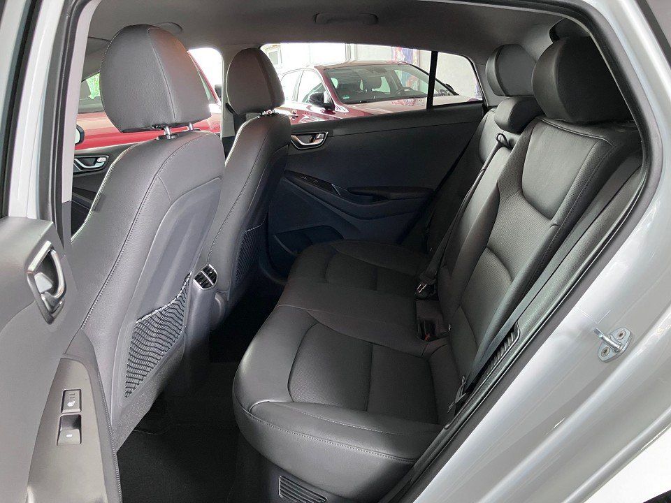 Hyundai IONIQ 2021 г. Белый, пробег 48573 км