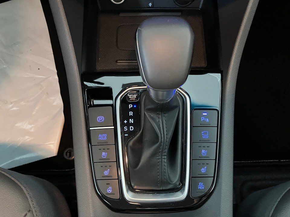 Hyundai IONIQ 2021 г. Белый, пробег 48573 км