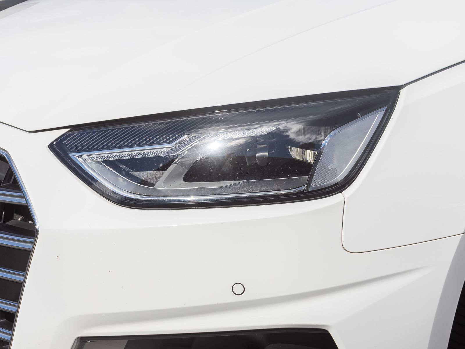 Audi A4 2023 г. Белый, пробег 44840 км