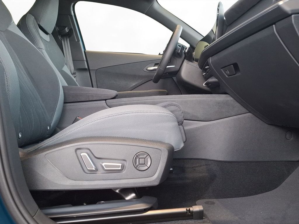 Audi Q3 2026 г. Синий, пробег 14500 км