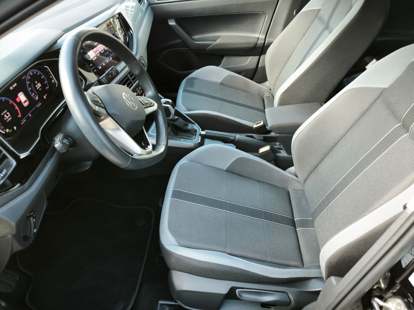 Volkswagen Polo 2023 г. Чёрный, пробег 23730 км