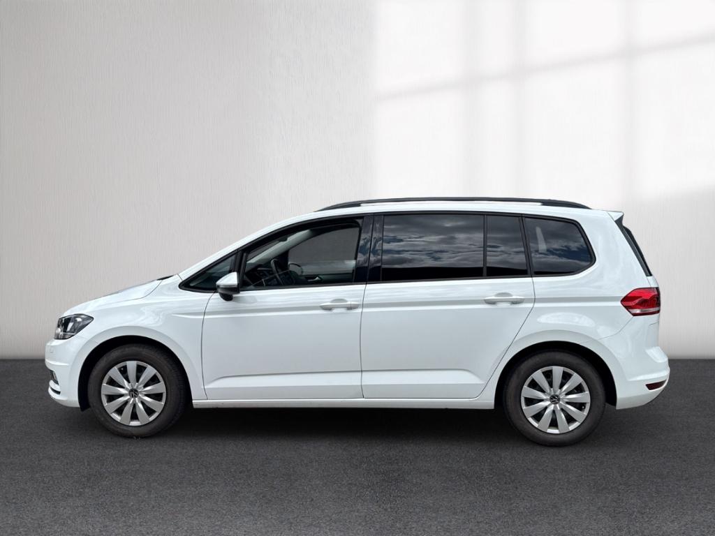 Volkswagen Touran 2023 г. Белый, пробег 42300 км