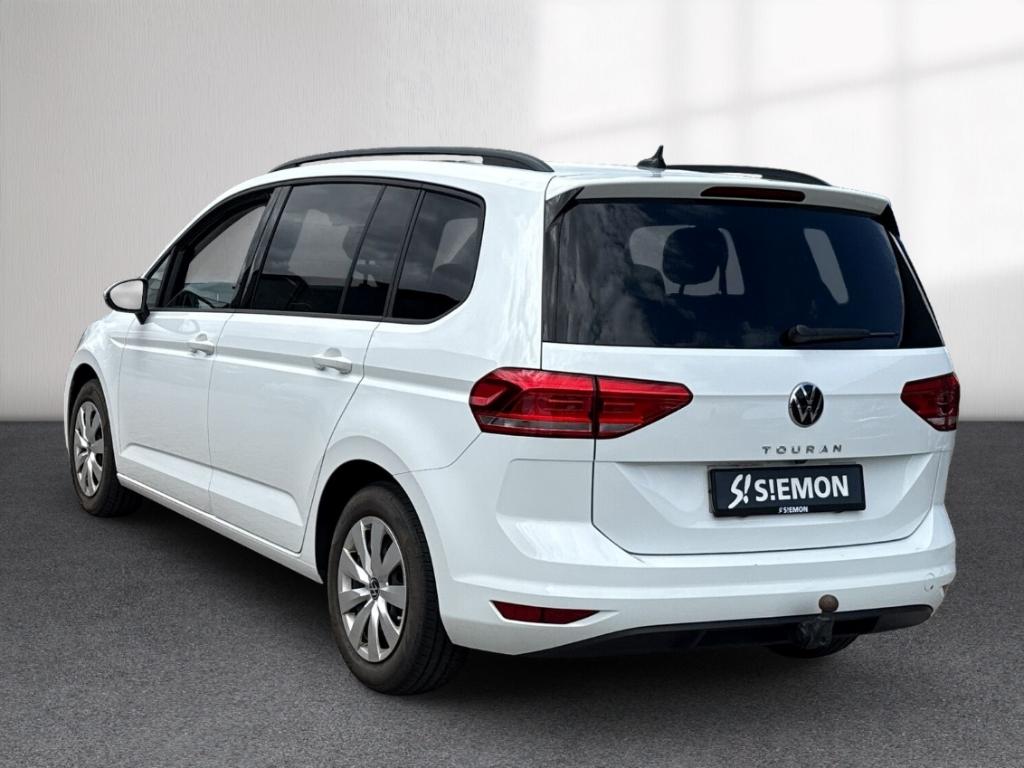 Volkswagen Touran 2023 г. Белый, пробег 42300 км