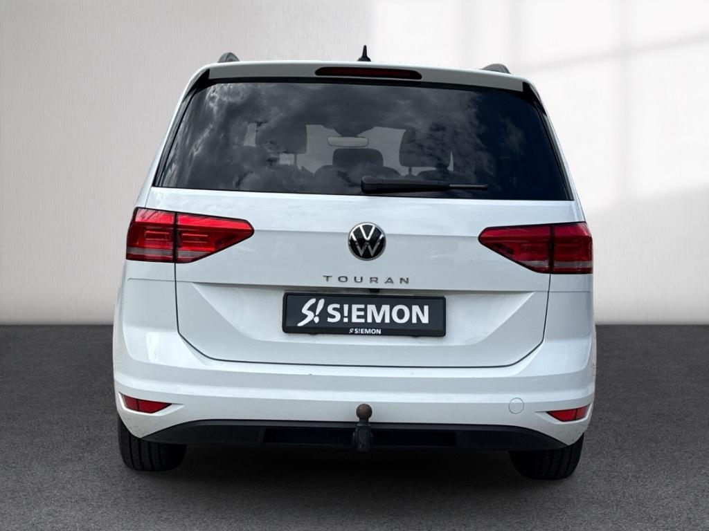 Volkswagen Touran 2023 г. Белый, пробег 42300 км