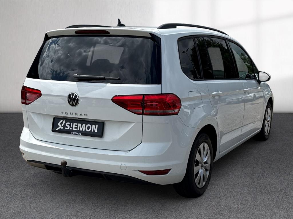 Volkswagen Touran 2023 г. Белый, пробег 42300 км
