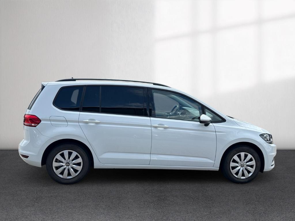 Volkswagen Touran 2023 г. Белый, пробег 42300 км