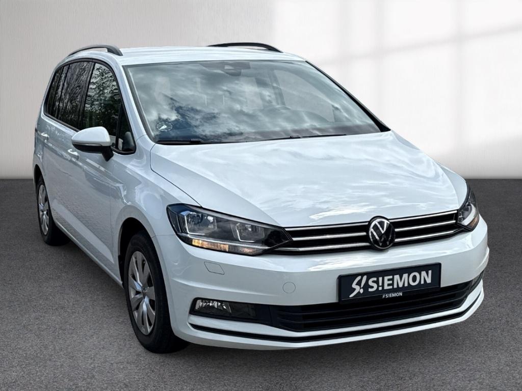 Volkswagen Touran 2023 г. Белый, пробег 42300 км