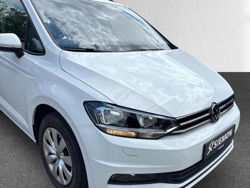 Volkswagen Touran 2023 г. Белый, пробег 42300 км