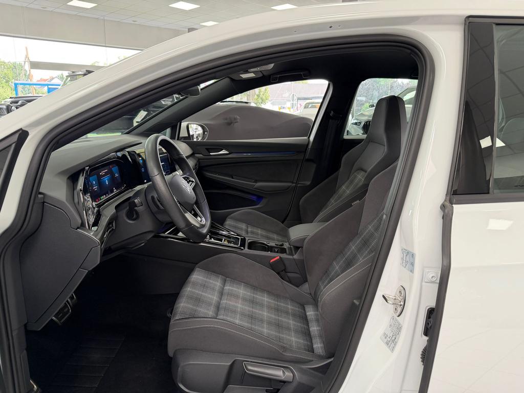 Volkswagen Golf 2024 г. Белый, пробег 25529 км